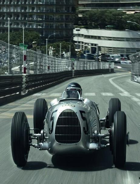 Jacky Ickx im Auto Union Typ C auf dem Weg zum Casino in Monte Carlo (Monaco).